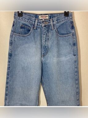 Vtg Guess women’s high rise, tapered leg, stone washed jeans, size 28